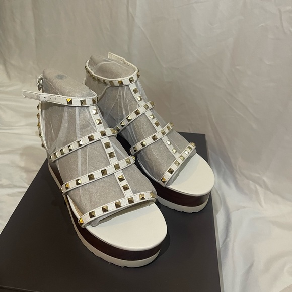 NEW Vince Camuto Strapped Gold and White Wedges! - Picture 5 of 6